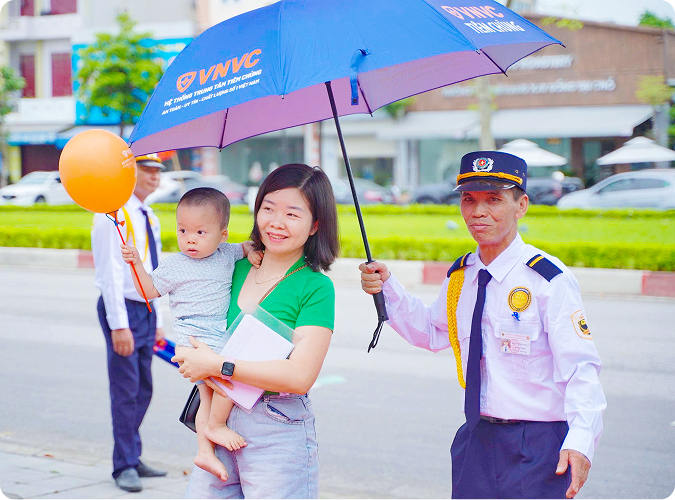mẹ dẫn bé đi khám