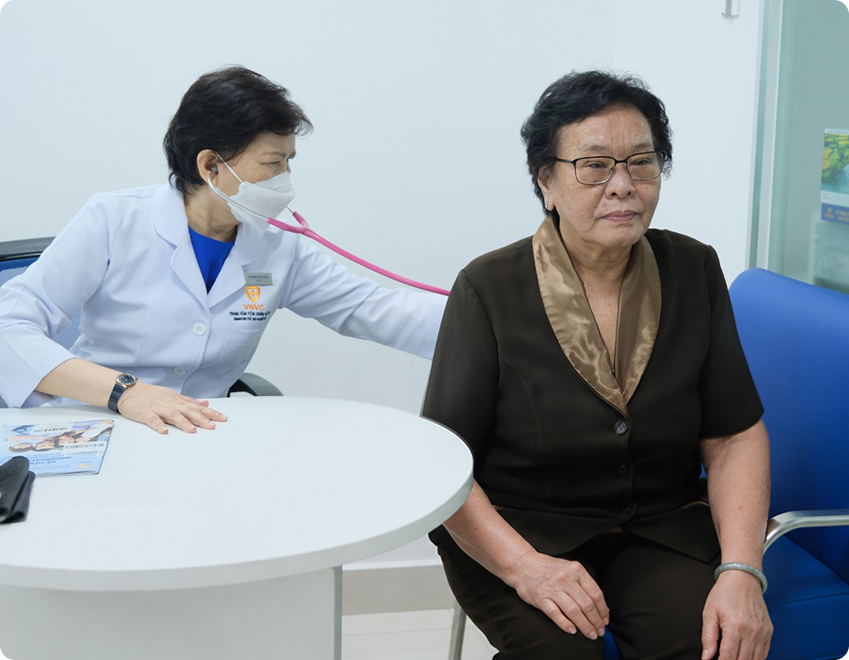 bà cụ lớn tuổi đi tiêm chủng
