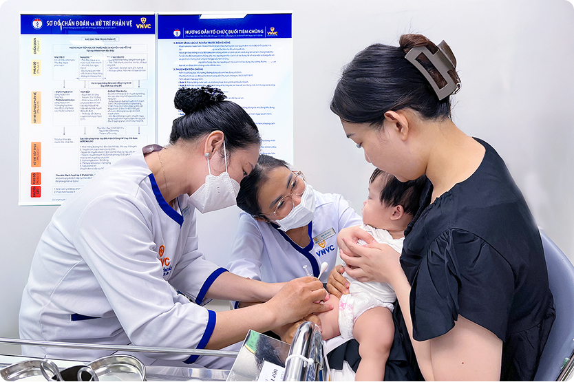 mẹ cùng bé đi tiêm