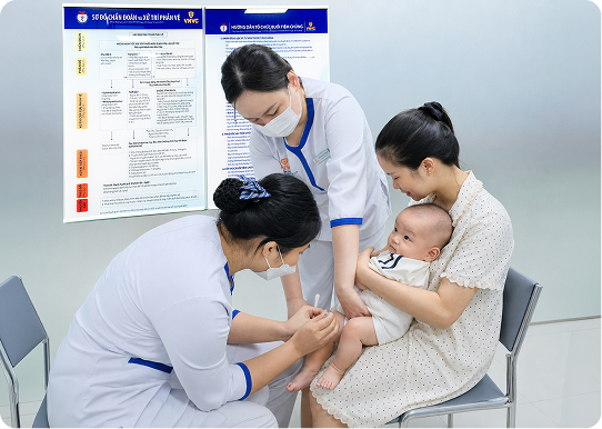 mẹ và bé tiêm chủng tại vnvc