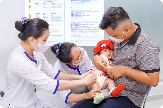bố và con trai đi tiêm