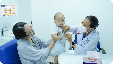 bà nội và em bé đi tiêm
